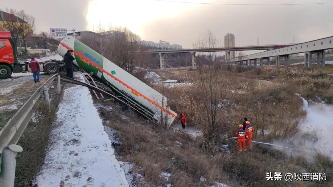 谨慎驾驶!咸阳一轿车因雪天路滑冲出大桥……
