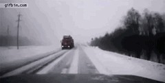 谨慎驾驶!咸阳一轿车因雪天路滑冲出大桥……