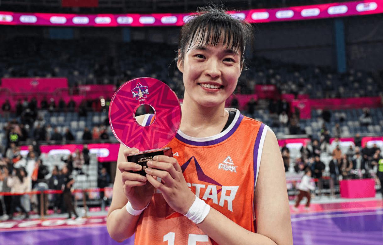 轰29+6夺MVP!中国女篮又一24岁2米王牌崛起,李月汝替身减重蜕