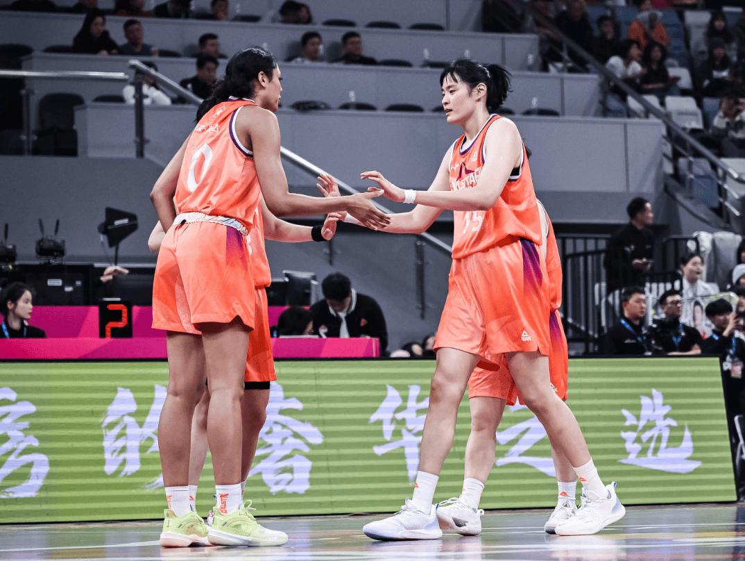 轰29+6夺MVP!中国女篮又一24岁2米王牌崛起,李月汝替身减重蜕