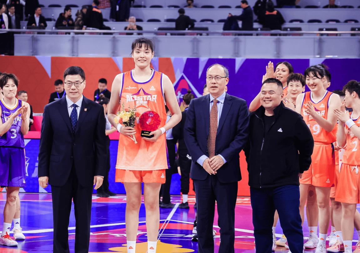 轰29+6夺MVP!中国女篮又一24岁2米王牌崛起,李月汝替身减重蜕