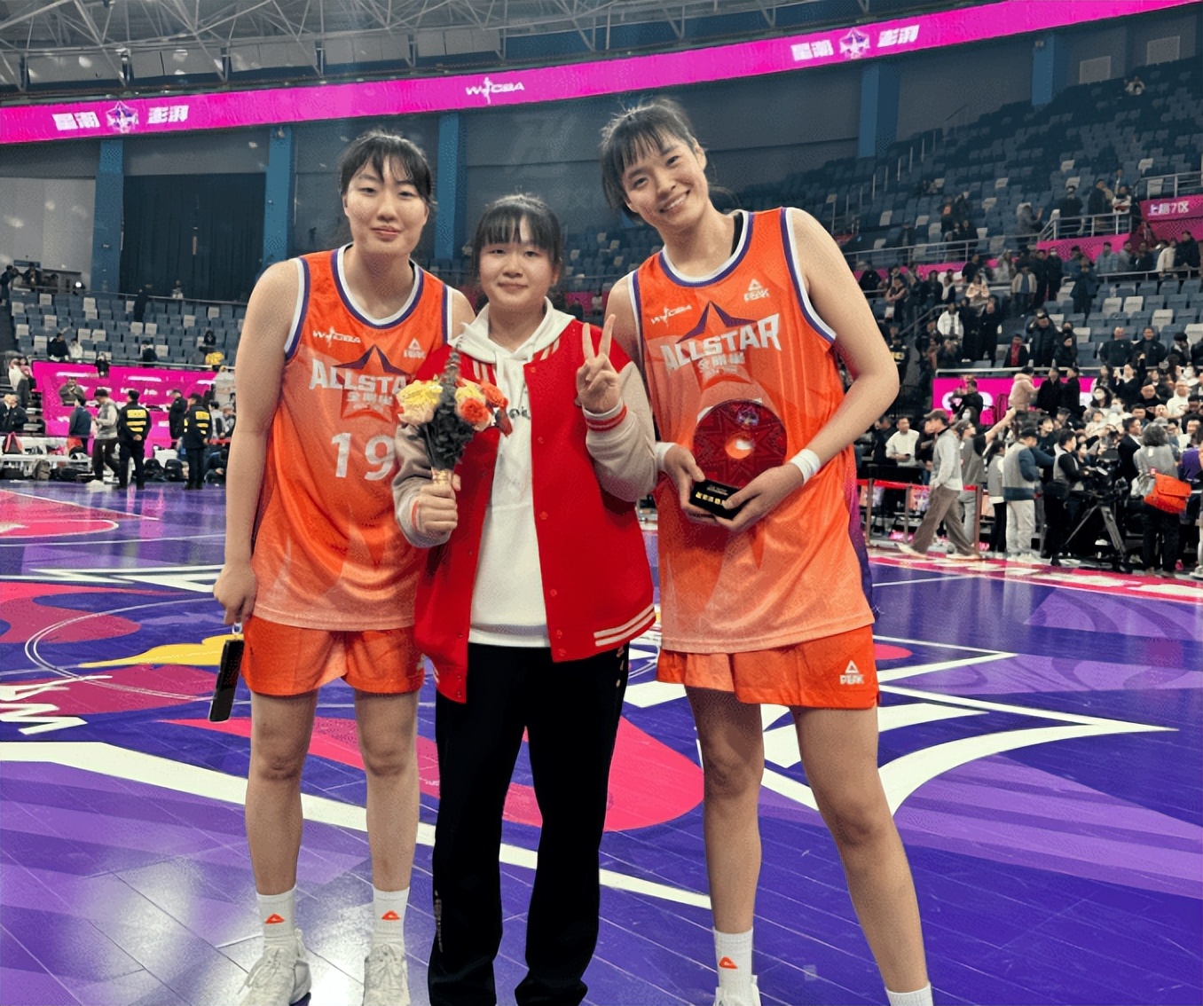 轰29+6夺MVP!中国女篮又一24岁2米王牌崛起,李月汝替身减重蜕