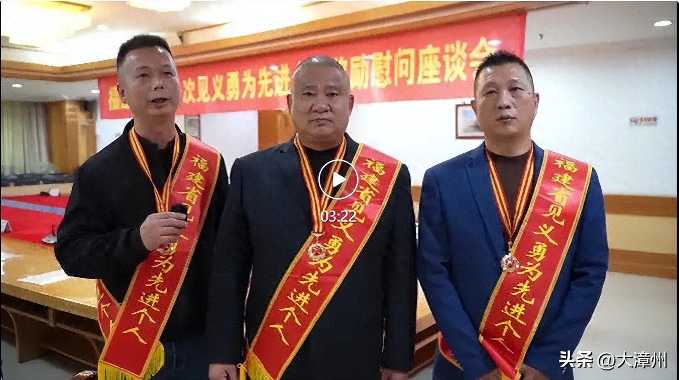 李锦泉、李晓坚、李辉聪三人合力，成功救起溺水游客今日头
