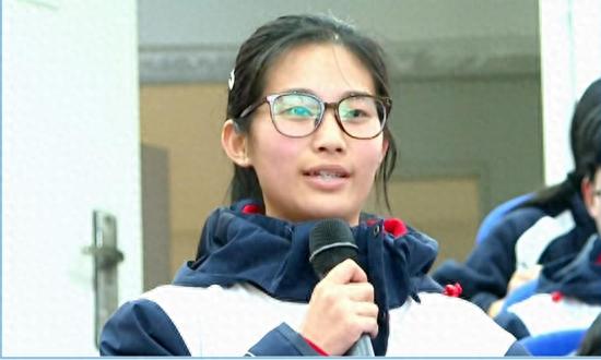 申进科回应女中学生好奇轰炸机：知道我也不能说！