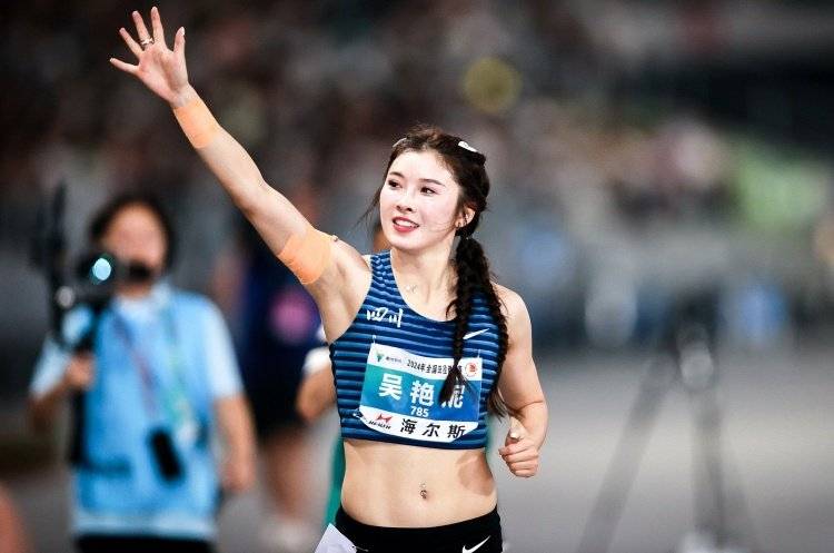 又美又飒!吴艳妮连超3人夺第二冠,田径女神发声:自信女人最美