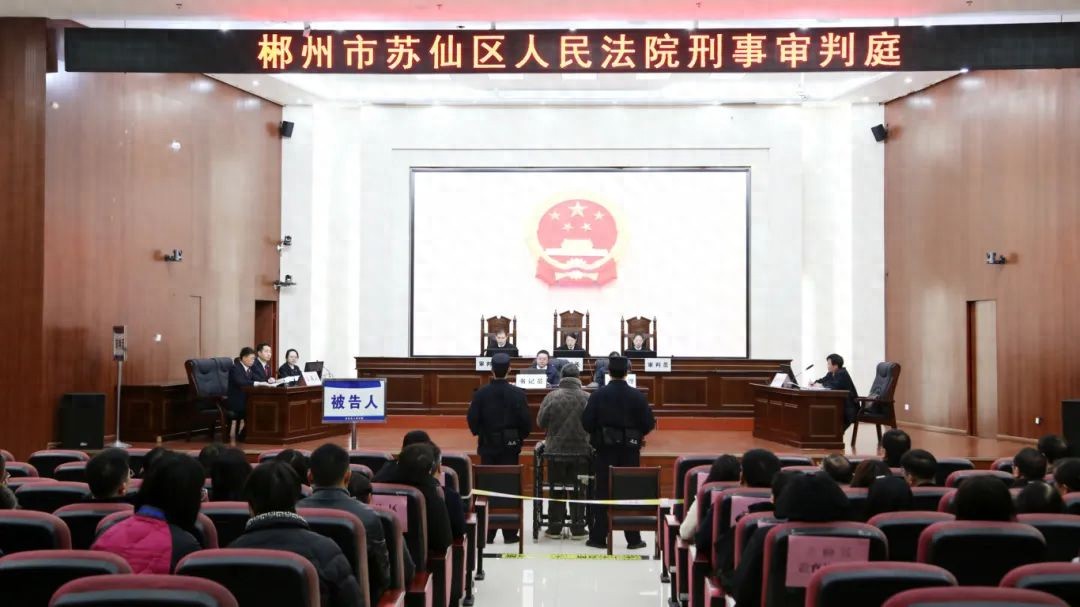 湖南一学校原校长受审，原同事等50余人旁听