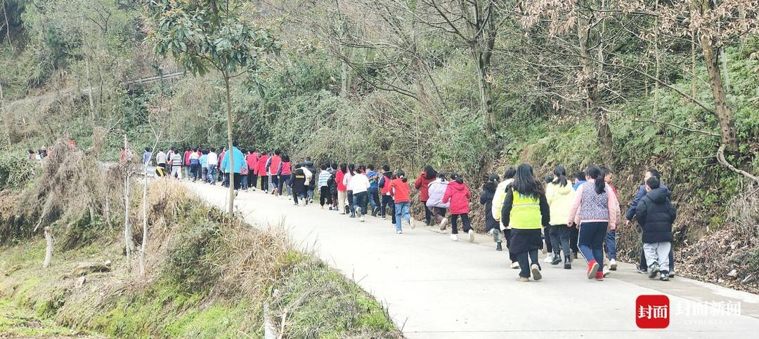 没有标准跑道如何锻炼两小时?四川阆中这所乡镇学校师生跑在田