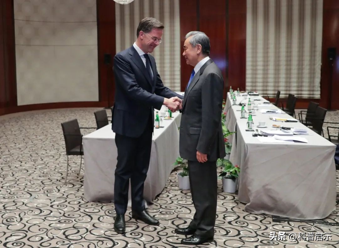 全面谈妥?王毅外长亮出中国方案,中乌外长握手,31国抱怨也没