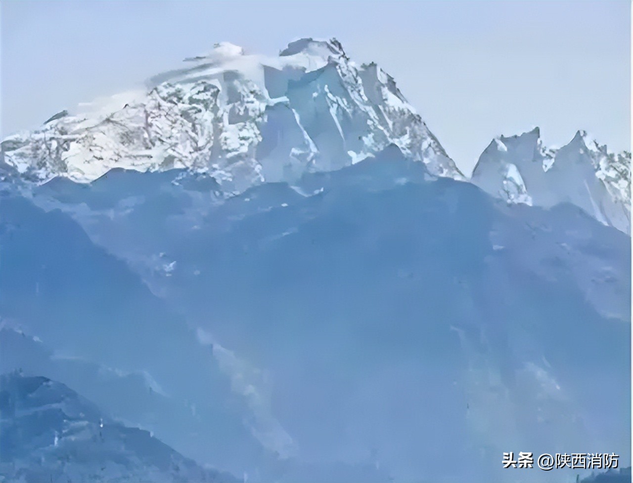 网红打卡地冰瀑坠落致游客受伤……