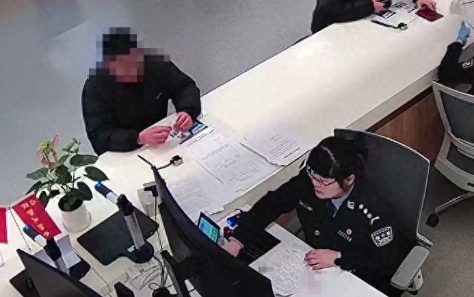 电脑好卡！民辅警用演技拖延时间，抓获一名上网在逃人员今日