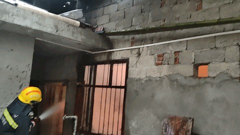 烧穿房顶!安康一民房因熏制腊肉起火,安全再提示!