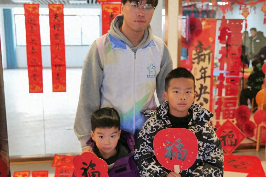 南通大学杏林学院姜海之星实践团：红色记忆映新春，童心向党筑