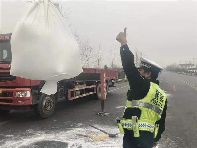 1吨货物散落318国道荆州交警3小时紧急救援