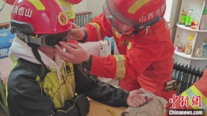 一不小心中学生被鸡毛毽子咬了手指