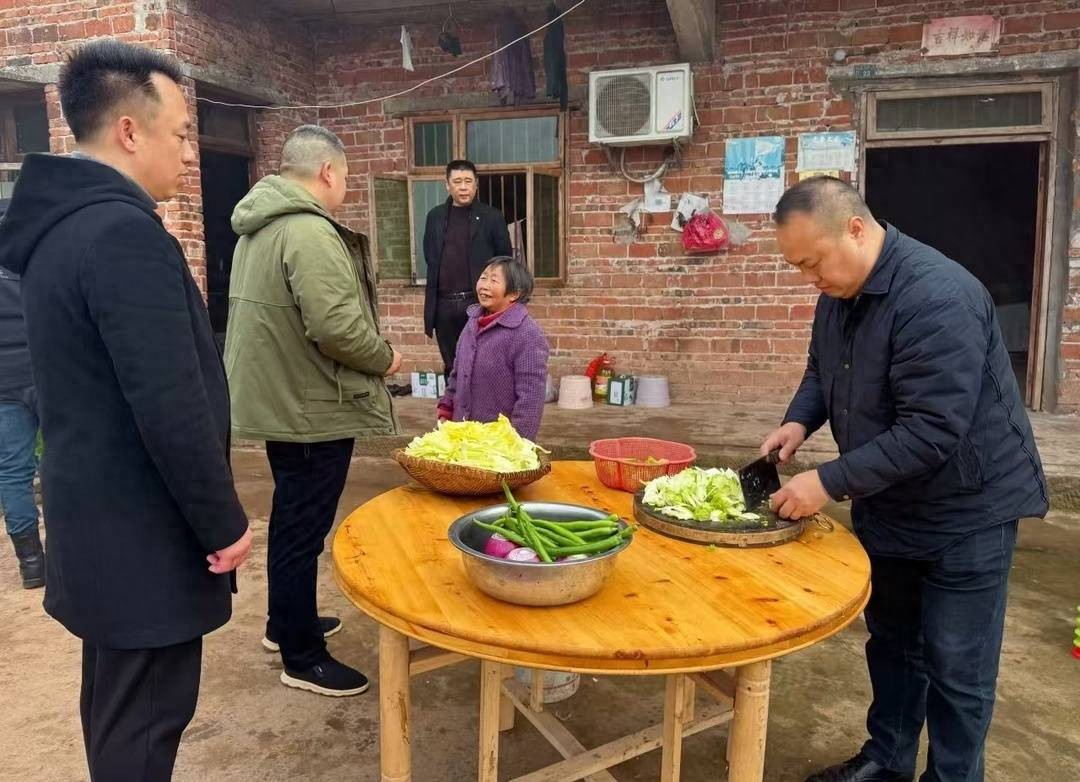 七旬老两口：失去独生子后，我们有了14个兵儿子｜看见正能量