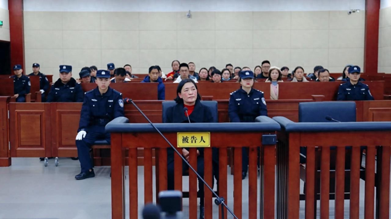 贵州兴仁市人大常委会原主任范国美受审曾被通报收受女包、护肤