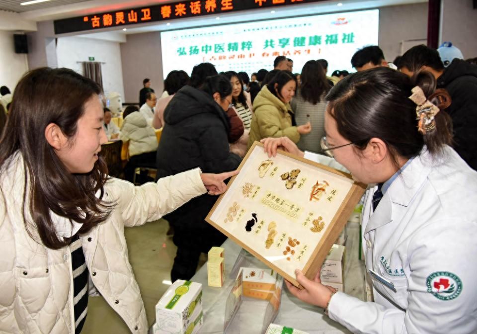 山东青岛：中医健康市集进社区