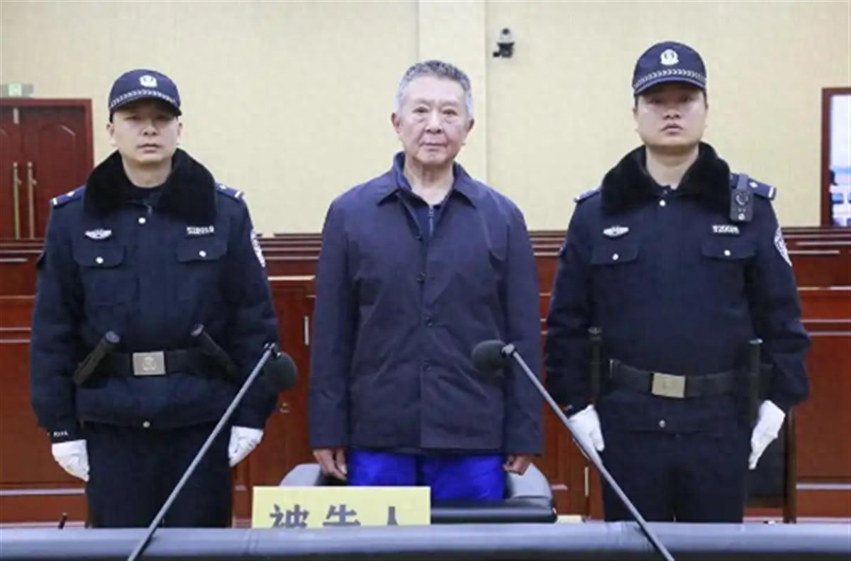 极目政情受贿1911万元，私存369发手枪弹，将单位5万余元茅台酒